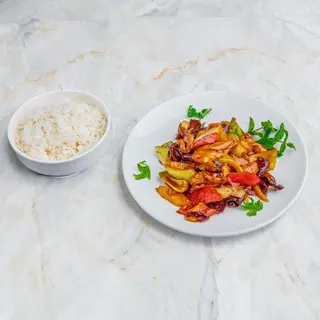 Riso bianco e pollo saltato con verdure