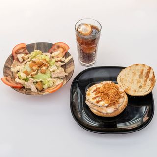 Alpina Burguer + Ensalada César + Bebida (0.33 lt.)