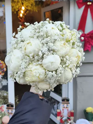Buchet bujori și gypsofila