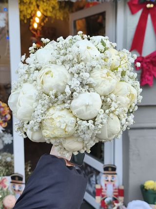 Buchet bujori și gypsofila