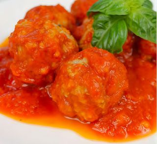 Polpette al sugo di pomodoro e piselli