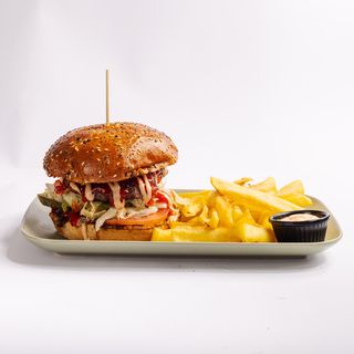 Hot burger s prilogom