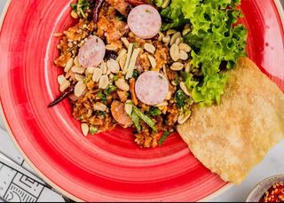 Sałatka z kiełbaską naem