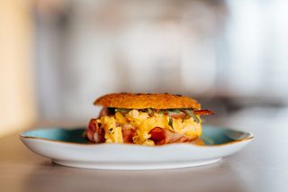 Keto bajgiel z jajecznicą i bekonem