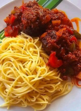 White Spaghetti with Chicken and Tomato Stew