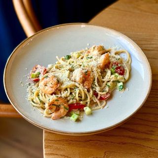 Паста з креветками, кабачком та томатами у вершковому соусі 