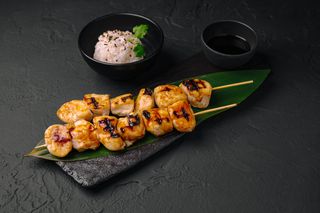 Yakitori din file de pui, orez și sos 