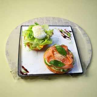 Яйце пашот з лососем на булочці Бріош (230г)