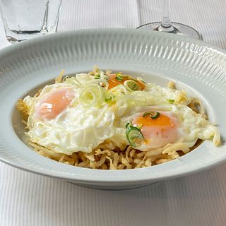 Calamar de potera  con huevos camperos rotos