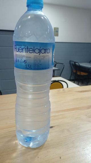 Agua sin gas.