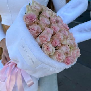 29 ніжно-рожевих троянд в білому пакуванні