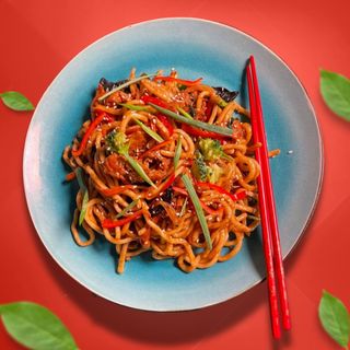 Wok лапша с креветками