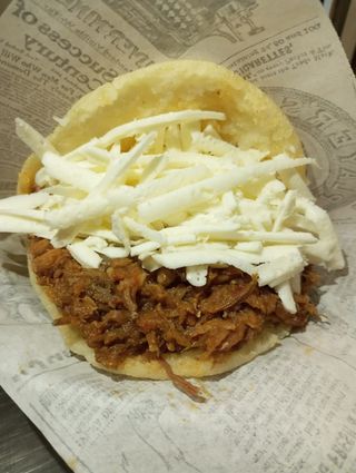 Arepa Mechada Blanco