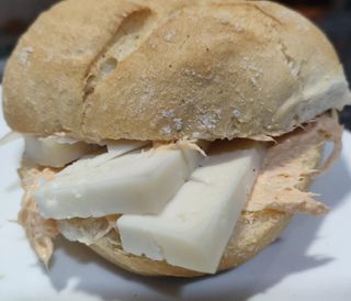 Pulga De Pasta De Pollo Con Queso Tierno