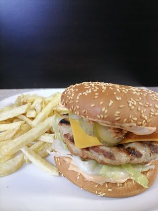 Чийзбургер с пържени картофи (450гр)