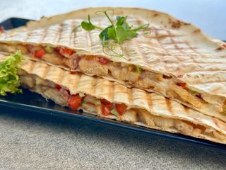 Quesadilla de pui cu sos sweet chilli