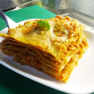 Lasaña con postre y bebida