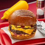 Чізбургер з яловичою котлетою