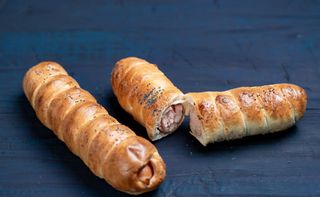 Covrig cu crenvurst de pui si cascaval