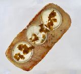 Rosendo de rulo de cabra y cebolla caramelizada