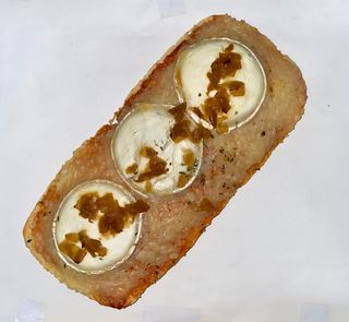 Rosendo de rulo de cabra y cebolla caramelizada