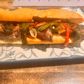 Bocadillo de ternera con cebolla y pimientos