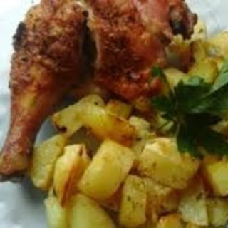 Medio Pollo con patatas bravas 