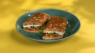 სენდვიჩი შემწვარი ყველით და პესტოთი