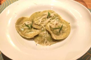 Pasta Rellena De Espinacas Con Ricotta Y Queso Pecorino