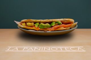 33 Salmone affumicato, mozzarella, avocado, limone e pepe