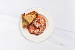 Польпетте из говядины в соусе маринара с пармезаном