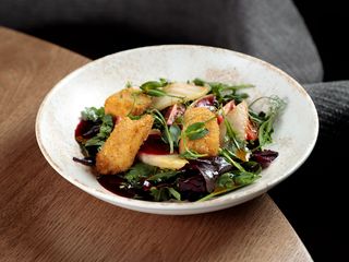 Салат із сиром фрі та карамелізованою грушею (280g)