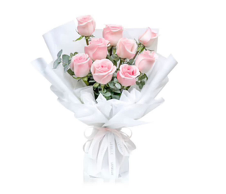 Bouquet De Fleurs Roses Emballé En Blanc