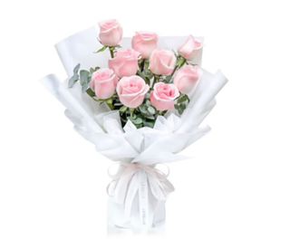 Bouquet De Fleurs Roses Emballé En Blanc