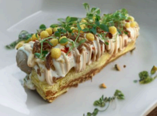 Salchicha bratwurst con tártara de huevo frito (18 cm.)