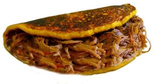 Cachapa con carne mechada y queso de mano