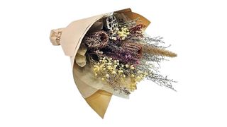 Buket suvog i dehidriranog cveća.