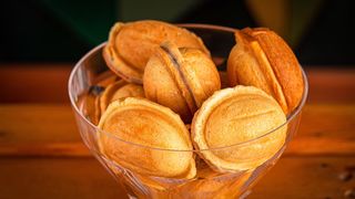 კაკლები შედედებული რძის კრემით