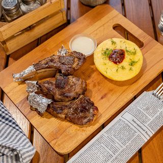 Cotlete berbecuț cu cartofi