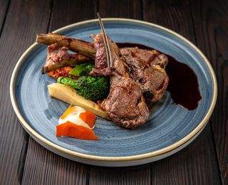 Costiţe de miel cu sos de smochine şi broccoli