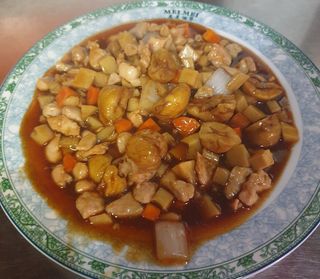 Galinha com feijão preto