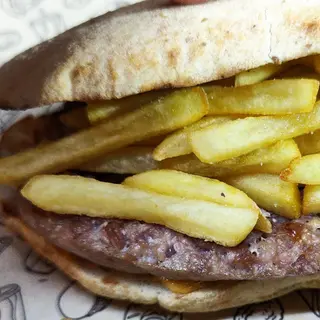 SALTIMBOCCA SALSICCIA PATATINE SCAMORZA AFFUMICATA E SALSA A SCELTA