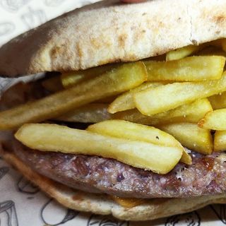 SALTIMBOCCA SALSICCIA PATATINE SCAMORZA AFFUMICATA E SALSA A SCELTA