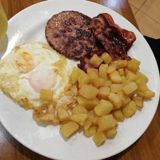 Plato Huevos, Bacon y patatas
