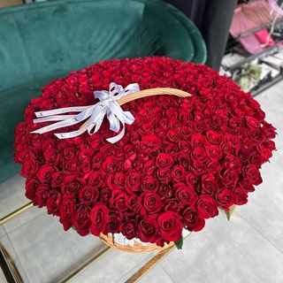 301 троянда в корзині