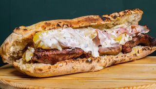 Panuozzo con salsiccia e patatine e provola