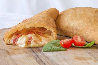 Panzerotto pomodoro e mozzarella