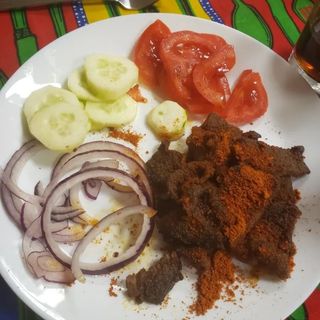 Suya   carne alla brace con impanatura a base di arachidi e spezie