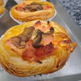 Quiche pequena(queijo, fiambre e cogumelos)