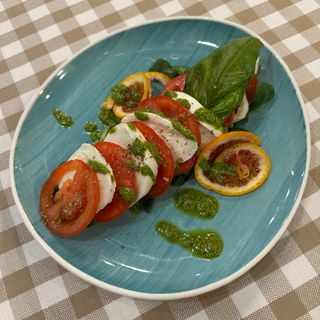Caprese di mozzarella di bufala DOP campana su letto di valeriana 